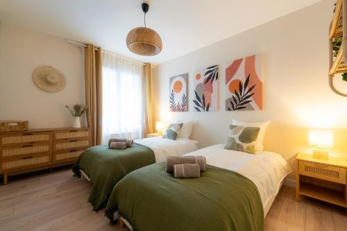 a bedroom with two beds with green blankets at Harmony in Arras
