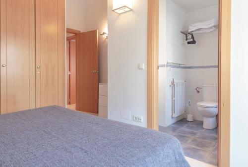 - une chambre avec un lit et des toilettes dans l'établissement Outdoor Apartaments - Comfort, à Andorre-la-Vieille