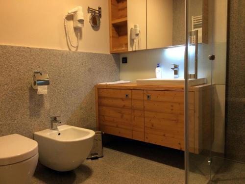 a bathroom with a toilet and a sink at Guest House Gostišče Jutriša in Rogatec