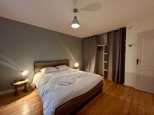 Maison 3 chambres, deux salles d'eau, patio, Wifi en centre-ville de Parthenay