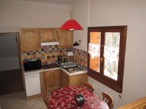 Chalet Yarelle في آلوفارْ: مطبخ صغير به طاولة ونافذة
