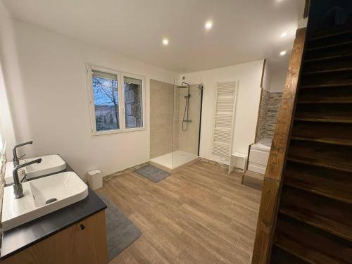 a bathroom with a sink and a shower at Le Jardin d'Elusa in Eauze