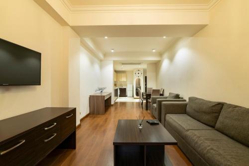 Centre 2BR I Large Apt I Walk to Rep Sq I Queen BD