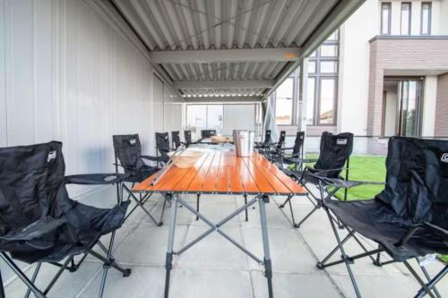 a conference room with a table and chairs at The BEEHIVE KAMIFURANO in Kami-furano