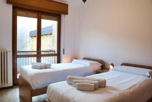 a room with two beds with towels on them at Cuor di Barzio P1 in Barzio