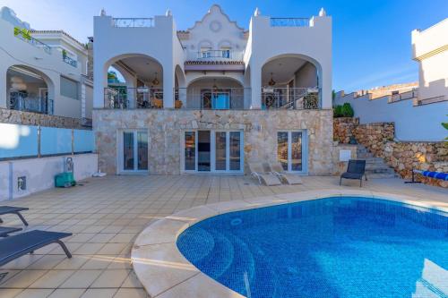 Spacious And Elegant Villa V214