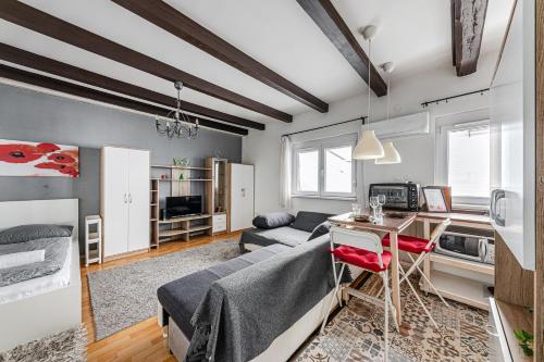 Cozy Nest Hideaway near Grand Boulevard bus line 9