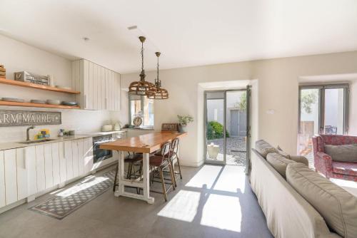 a kitchen and living room with a table and a couch at Charming design house in Montijo with garden - 41 in Montijo