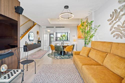 Luxury Townhouse with Stunning Sea & Mountain Views
