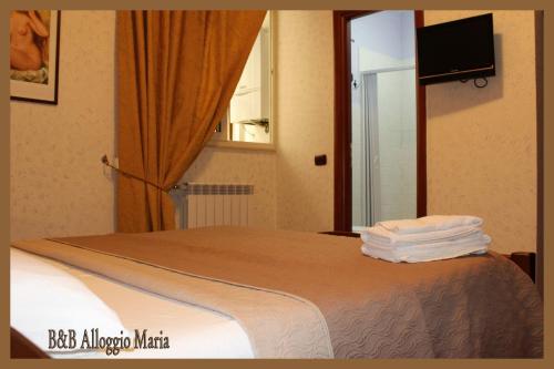 Llit o llits en una habitació de B&B Alloggio Maria