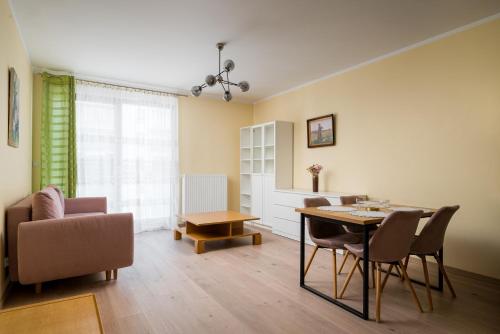 Wola Jana Kazimierza Homely Apartment by BookingHost