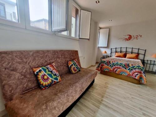 a living room with a couch and a bed at La Casita de Diana Laredo, Casco Antiguo, playa cercana, parking privado a 300m, Petfriendly in Laredo