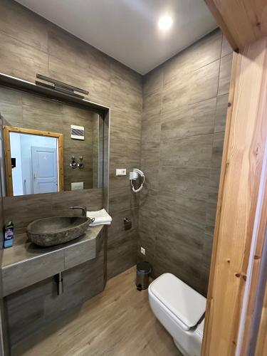 ein Badezimmer mit Waschbecken und Toilette in der Unterkunft Willkommen24 in Pfullingen
