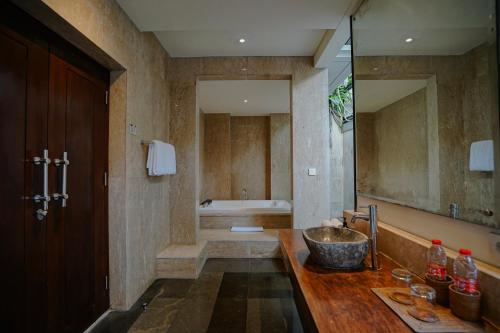 a bathroom with a sink and a bath tub at Villa Campania in Blahbatu