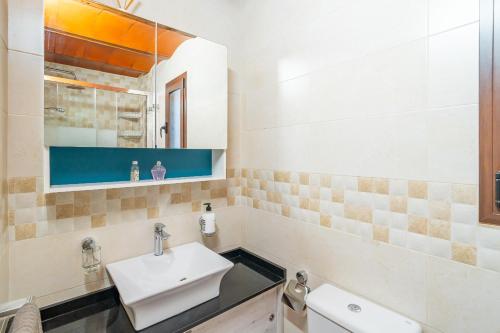 a bathroom with a sink and a mirror at Cubo's Casa Mi Recreo High Privacy in Yunquera