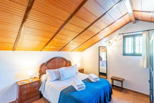 a bedroom with a bed and a wooden ceiling at Cubo's Casa Mi Recreo High Privacy in Yunquera