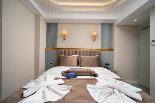 a bedroom with a large bed with towels on it at De Bonte in Istanbul
