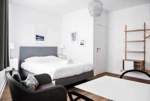 Кровать или кровати в номере FLATS aparthotel