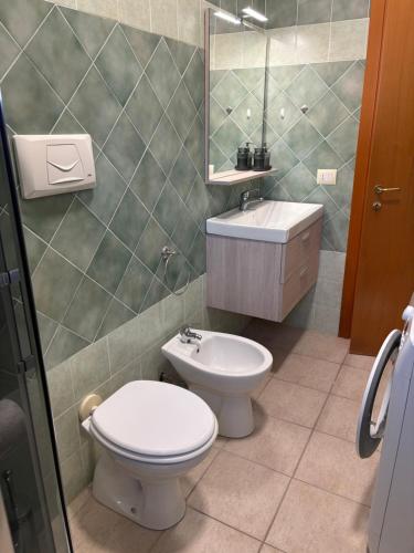 a bathroom with a toilet and a sink at Case sul mare in Palau