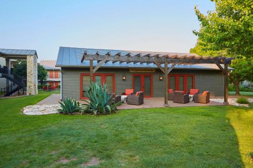 Κήπος έξω από το Fredericksburg Inn and Suites