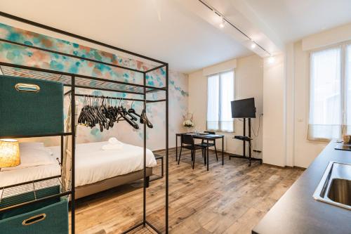 a bedroom with a bunk bed and a desk at suite Tirelire, centre et paisible in Reims