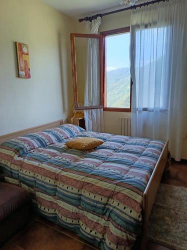 a bedroom with a large bed with a window at Casa di Isodoru in Glori