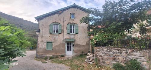 Grande maison de montagne restaurée vue Pyrénées, pied randos, télétravail