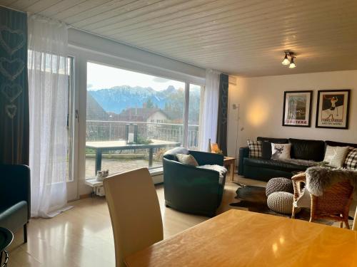 a living room with a view of a mountain at Grosse Ferienwohnung ideal für Gruppen, nähe Thun und Interlaken in Steffisburg