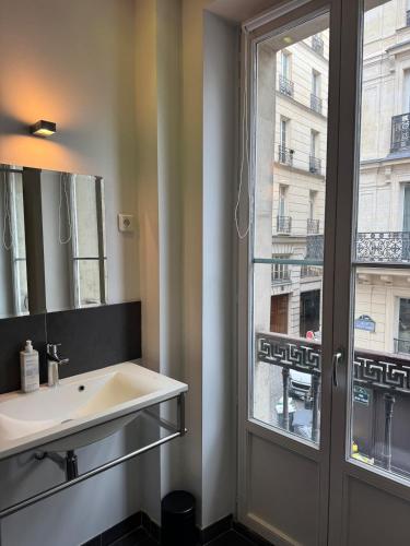 Appartement parisien - Balcon face au Louvre