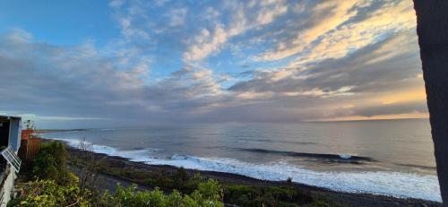 a view of the ocean with a cloudy sky at Super boss in Saint-Benoît