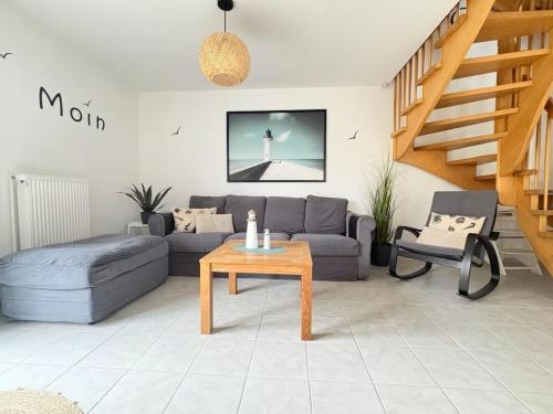 a living room with a couch and a table at Sielkate in Dornum