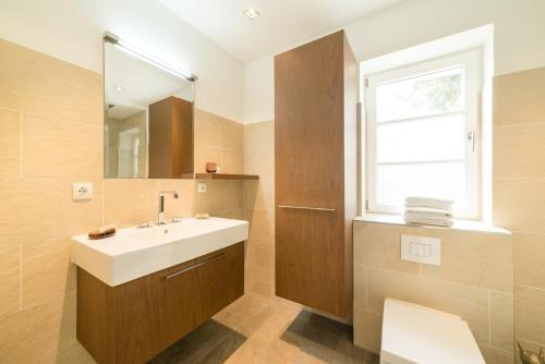 a bathroom with a sink and a mirror at Cottage in Kleinmachnow