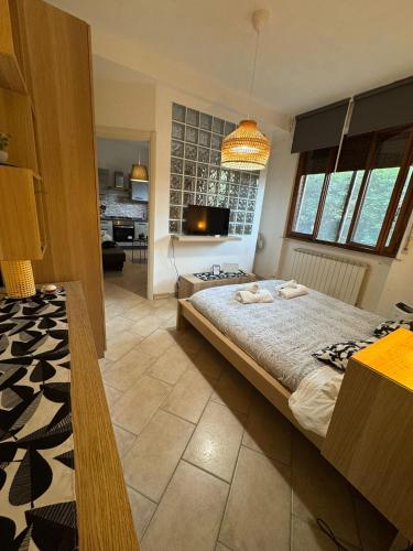 a bedroom with a large bed in a room at Gioiello House in Pisa
