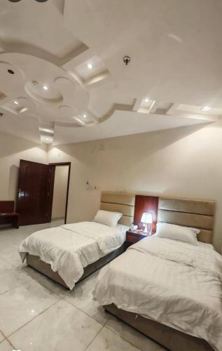 a bedroom with two beds and a ceiling at شقق درة المصيف in Taif