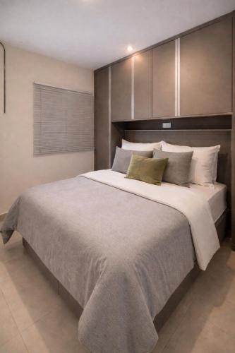 a bedroom with a large white bed with a headboard at Edifício Cristo Rei in Marília