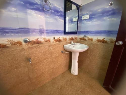 a bathroom with a sink and a shower at Happiness Cottage in Ella
