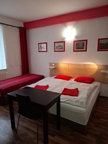Katil atau katil-katil dalam bilik di Red Apartment