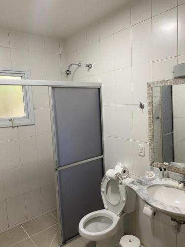 a bathroom with a toilet and a sink at Pousada Pinhão e Poesia in Canela
