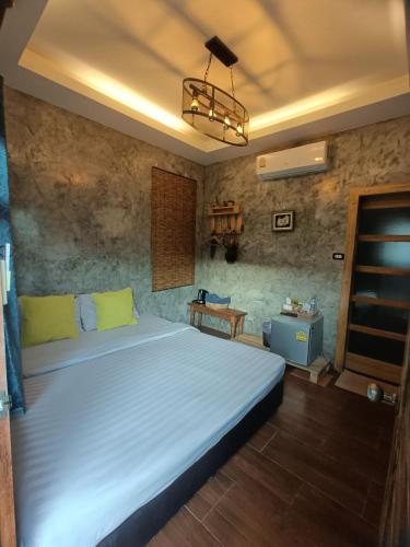 a bedroom with a large white bed in a room at เสม็ดทาวน์ Samed Town in Ko Samed