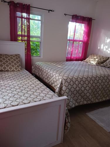 เตียงในห้องที่ Mountain and Sea View