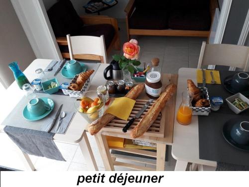 LesFrugères في Boutiers-Saint-Trojan: طاولة عليها طعام وخبز