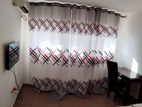 una stanza con una tenda con tante mazze da baseball di NGUELA HoTEL a Yaoundé