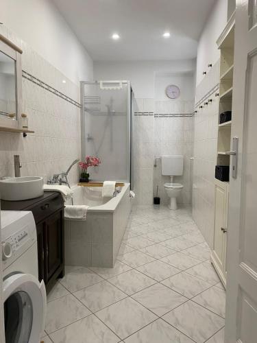 a bathroom with a tub and a sink and a toilet at Das MONTI - Superior in Stendal