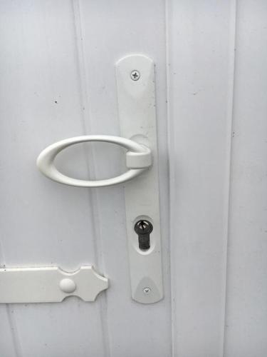 a white door with a handle and a lock at Maison idéale pour visiter Bordeaux in Ambarès-et-Lagrave