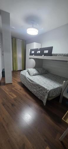 a bedroom with a bed and a wooden floor at Plaza de la Cruz, 2 in Cazalegas