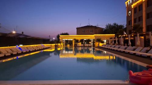 Venice Hotel Complex 내부 또는 인근 수영장