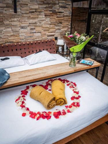 a bed with a heart made out of red roses at Nids des Marais in Ciney