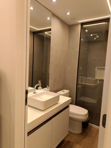 a bathroom with a sink and a toilet at Beach Class Verano Flat 216 C in Porto De Galinhas