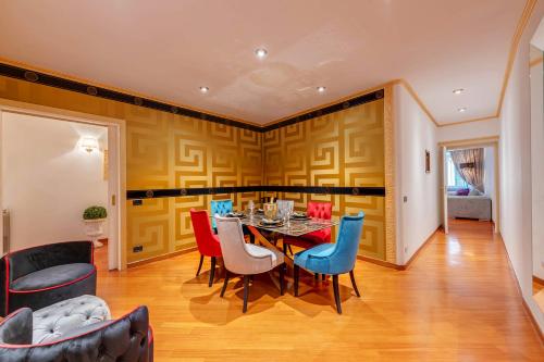 SPANISH STEPS VERSACE STYLE APARTMENT with JACUZZI