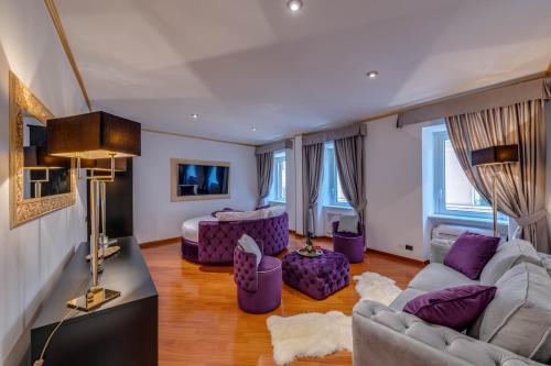SPANISH STEPS VERSACE STYLE APARTMENT with JACUZZI